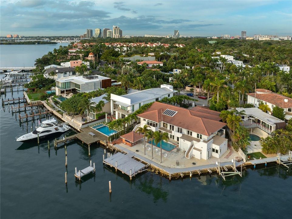 Vendido Recientemente: $10,250,000 (9 camas, 11 baños, 7335 Pies cuadrados)