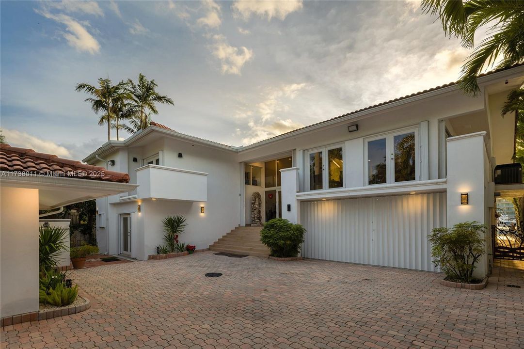 Vendido Recientemente: $10,250,000 (9 camas, 11 baños, 7335 Pies cuadrados)