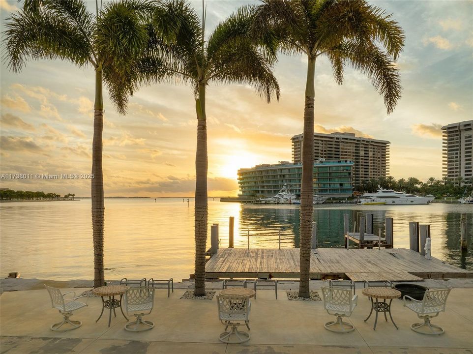 Vendido Recientemente: $10,250,000 (9 camas, 11 baños, 7335 Pies cuadrados)