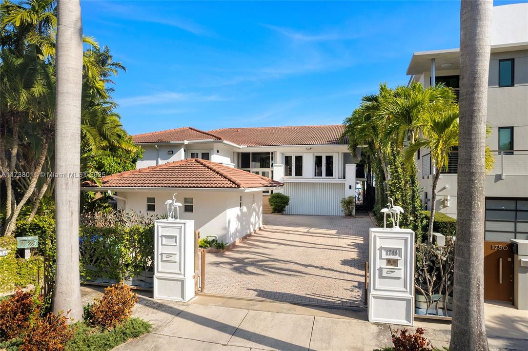 Vendido Recientemente: $10,250,000 (9 camas, 11 baños, 7335 Pies cuadrados)