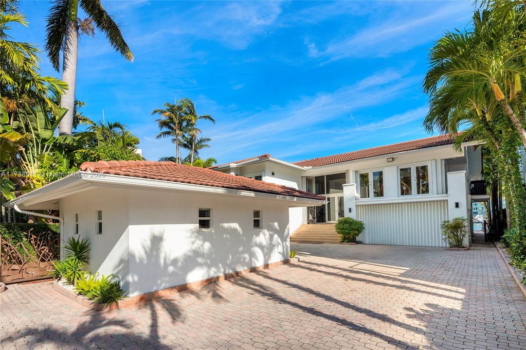 Vendido Recientemente: $10,250,000 (9 camas, 11 baños, 7335 Pies cuadrados)