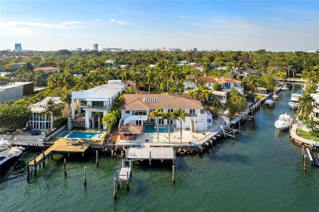 Vendido Recientemente: $10,250,000 (9 camas, 11 baños, 7335 Pies cuadrados)