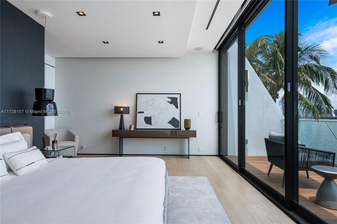 出租: $95,000 (5 贝兹, 5 浴室, 7283 平方英尺)