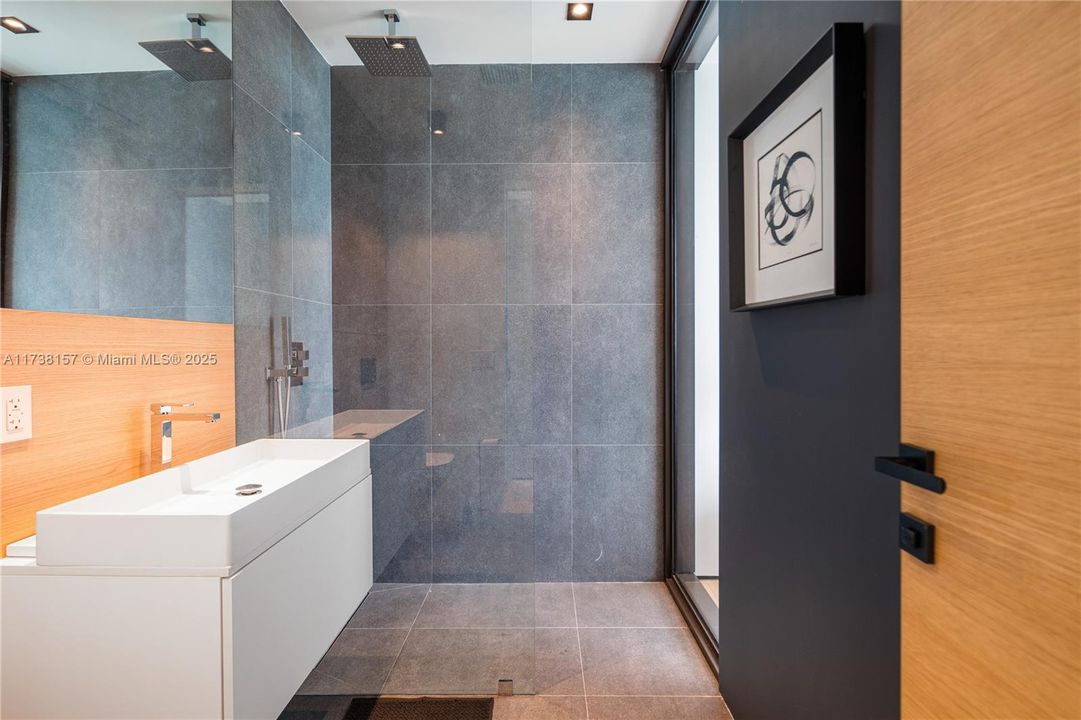 出租: $95,000 (5 贝兹, 5 浴室, 7283 平方英尺)