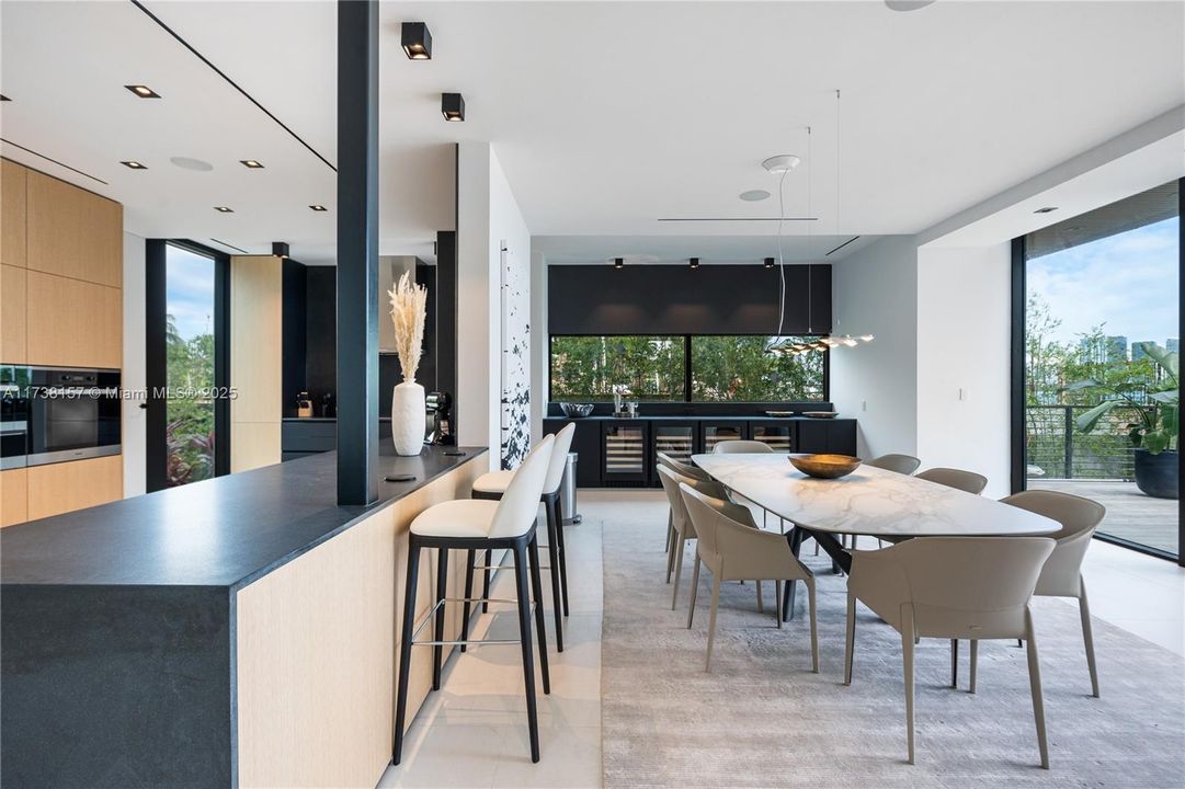 出租: $95,000 (5 贝兹, 5 浴室, 7283 平方英尺)