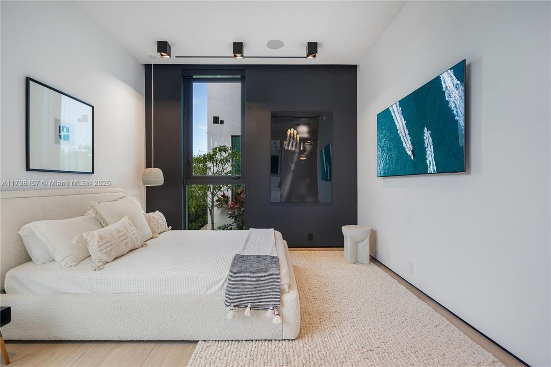 出租: $95,000 (5 贝兹, 5 浴室, 7283 平方英尺)