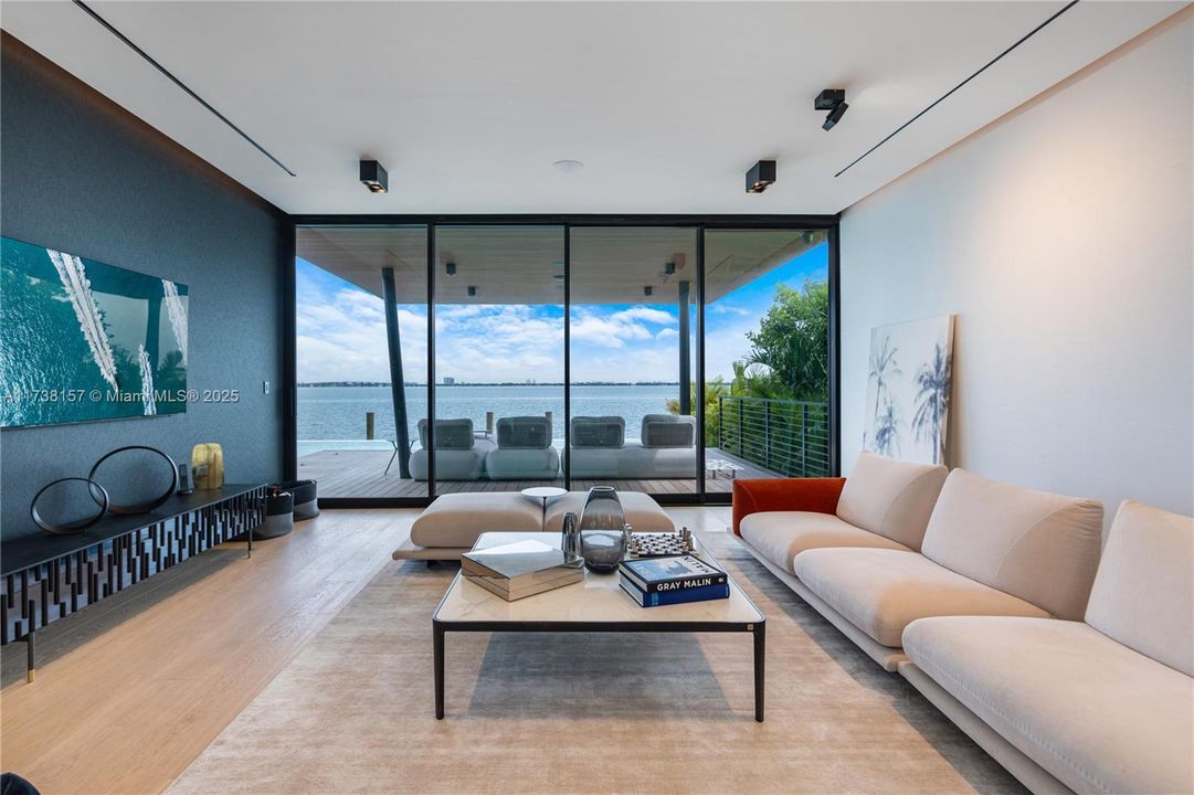 出租: $95,000 (5 贝兹, 5 浴室, 7283 平方英尺)