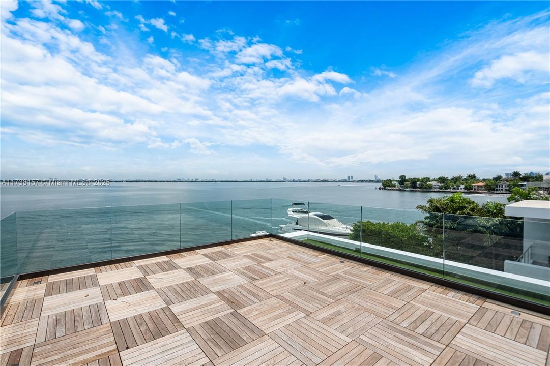 出租: $95,000 (5 贝兹, 5 浴室, 7283 平方英尺)