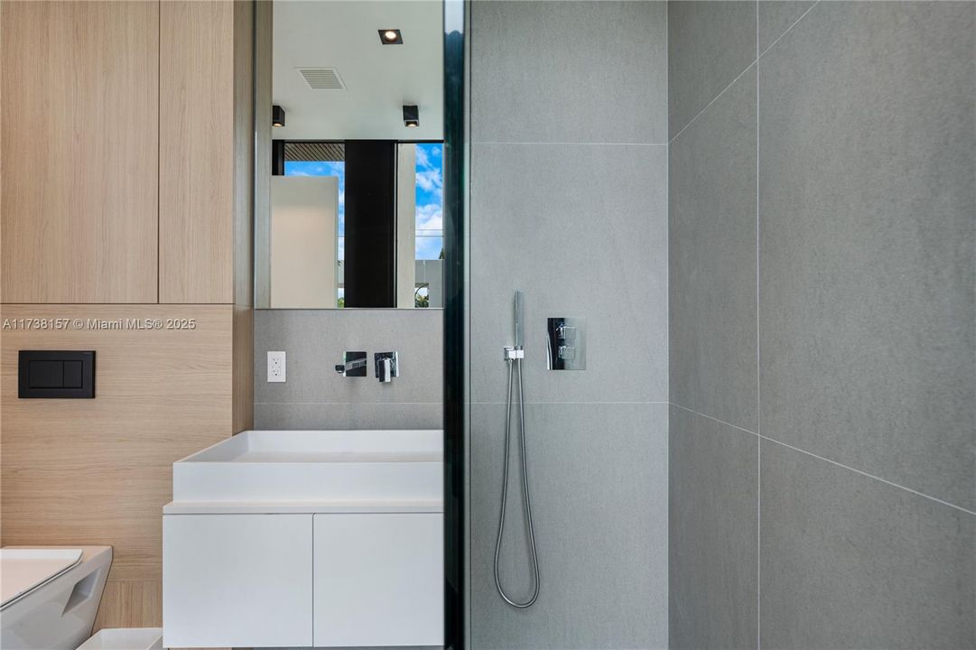 出租: $95,000 (5 贝兹, 5 浴室, 7283 平方英尺)