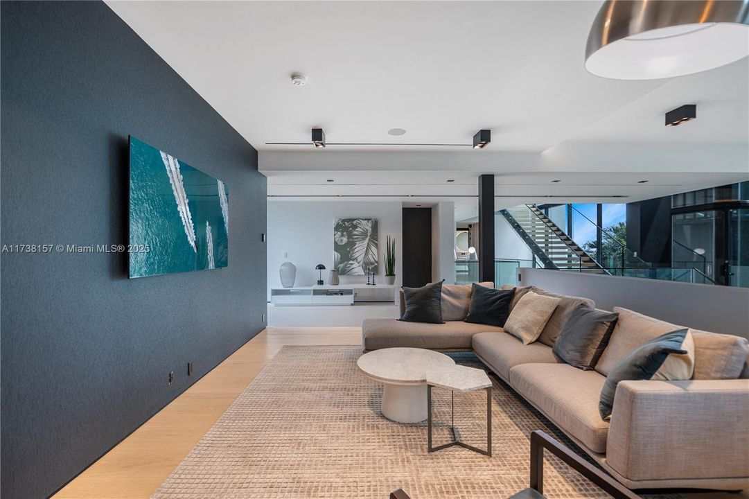 出租: $95,000 (5 贝兹, 5 浴室, 7283 平方英尺)