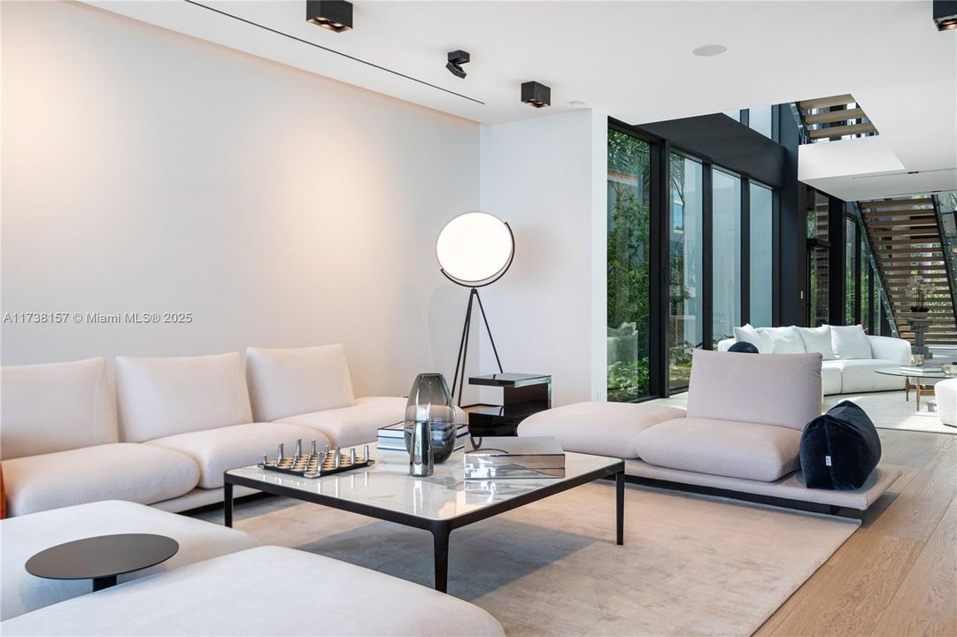 出租: $95,000 (5 贝兹, 5 浴室, 7283 平方英尺)