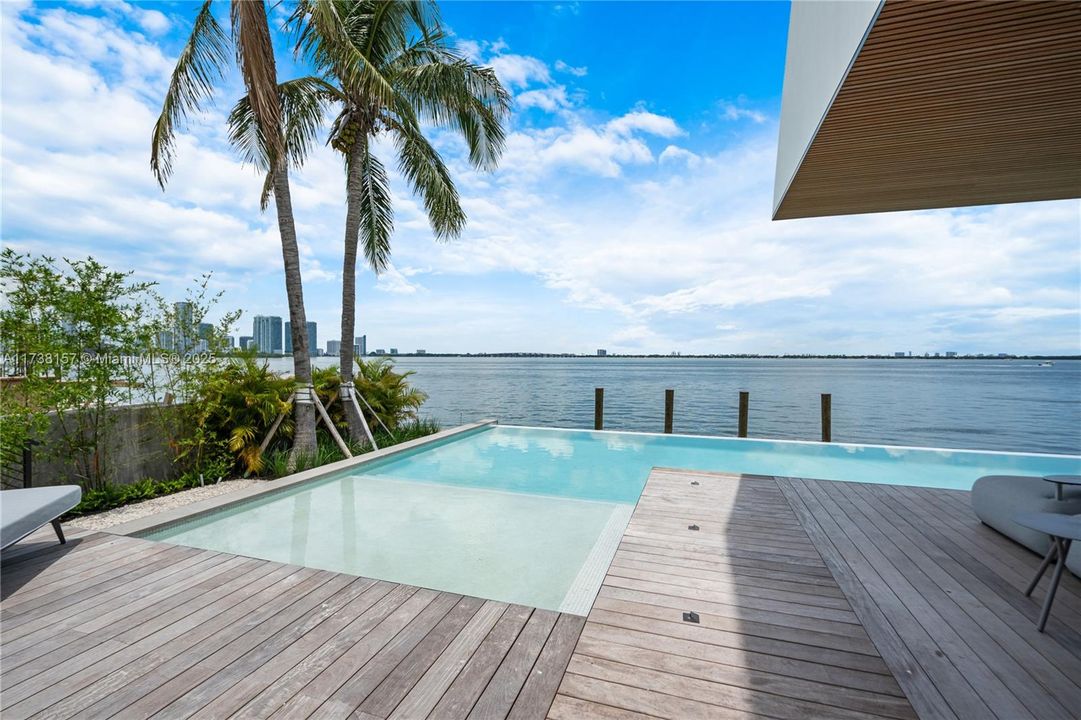 出租: $95,000 (5 贝兹, 5 浴室, 7283 平方英尺)