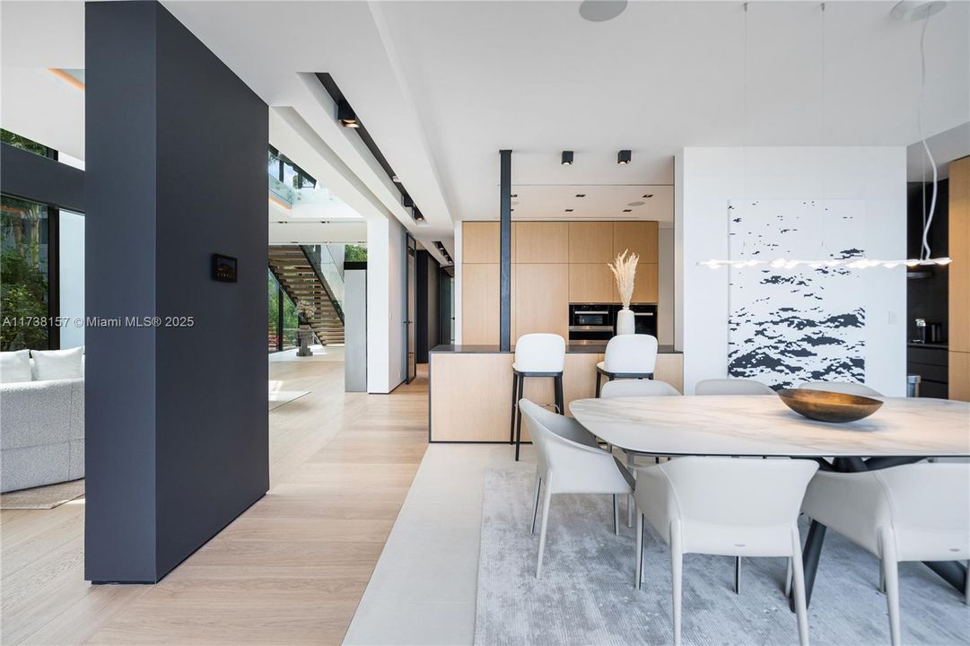 出租: $95,000 (5 贝兹, 5 浴室, 7283 平方英尺)