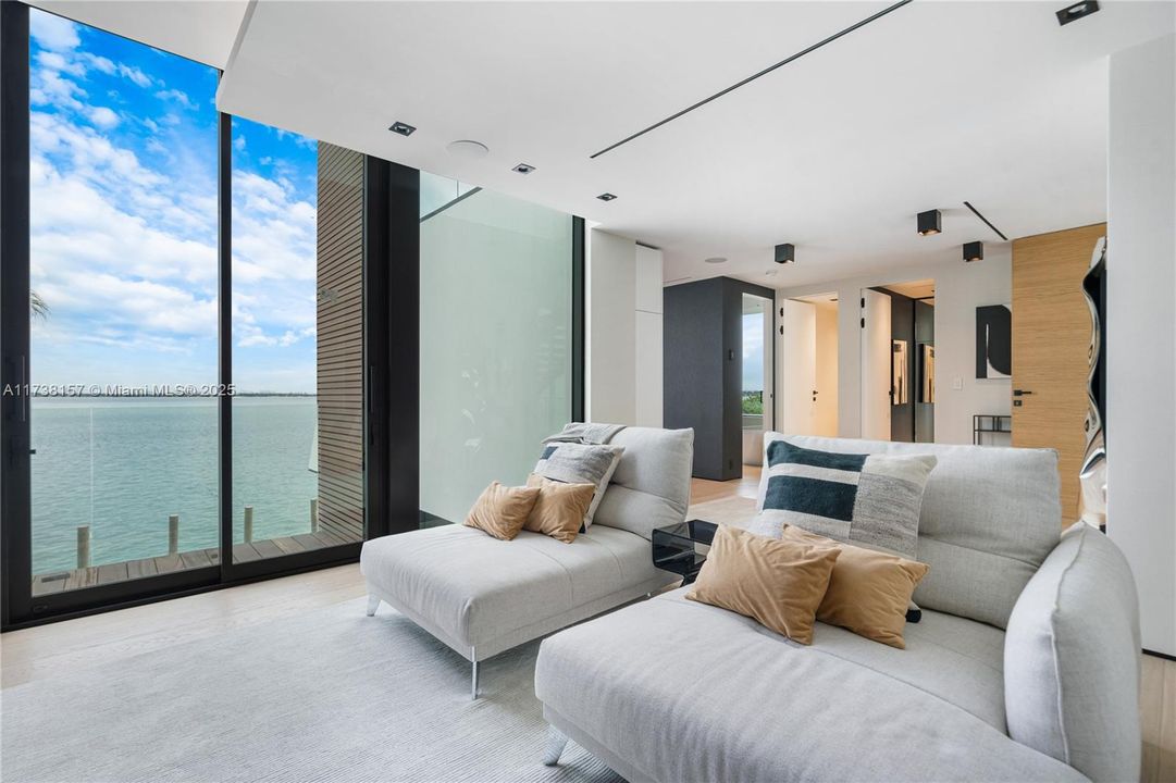 出租: $95,000 (5 贝兹, 5 浴室, 7283 平方英尺)