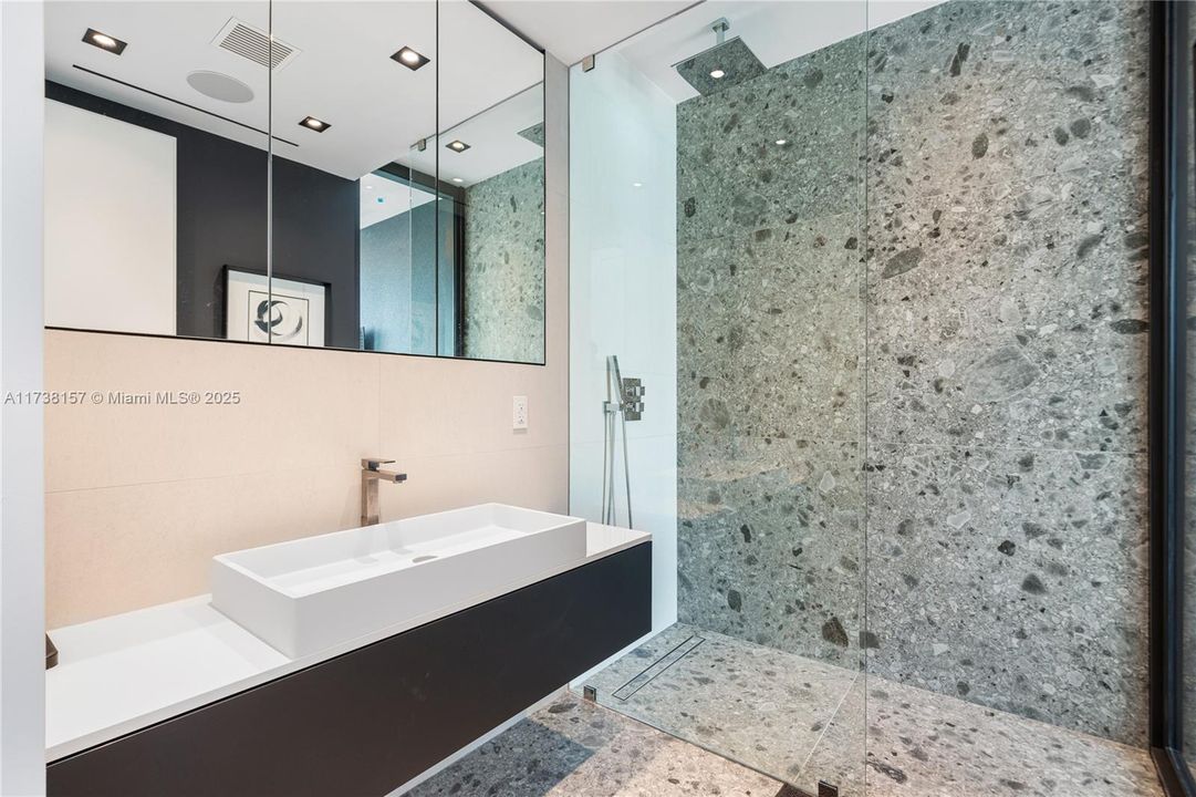 出租: $95,000 (5 贝兹, 5 浴室, 7283 平方英尺)