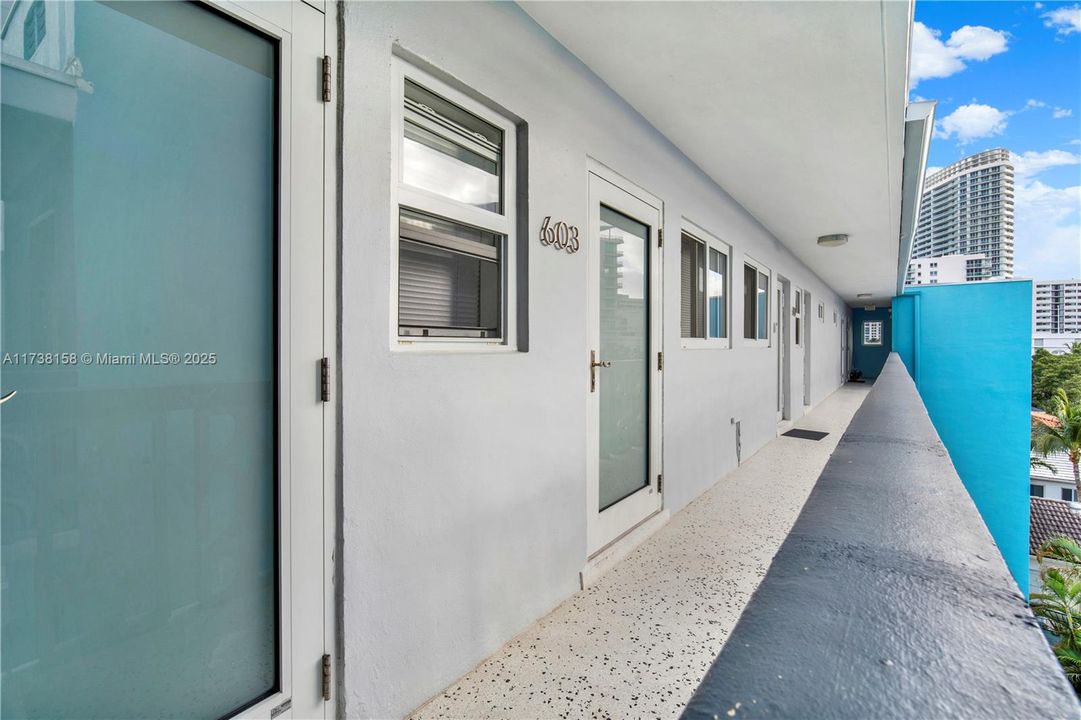 Recently Sold: $327,000 (1 beds, 1 baths, 841 Square Feet)