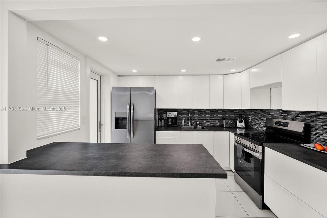 Recently Sold: $327,000 (1 beds, 1 baths, 841 Square Feet)