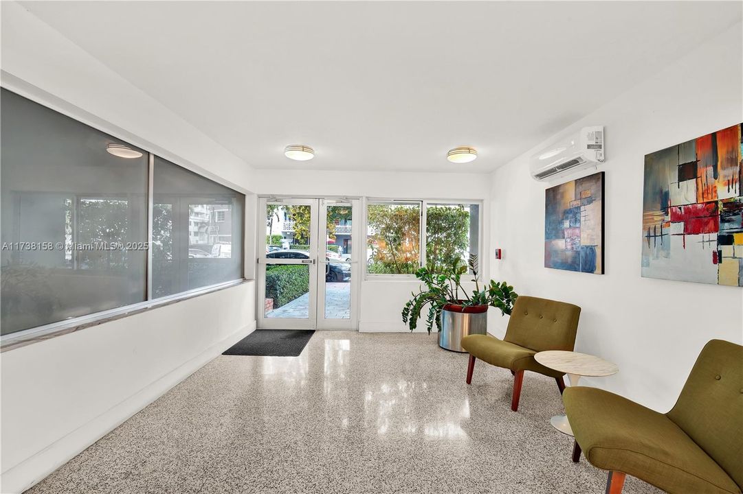 Recently Sold: $327,000 (1 beds, 1 baths, 841 Square Feet)
