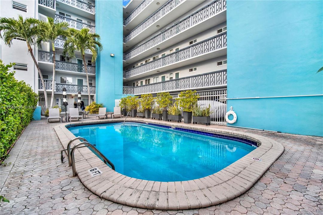 Recently Sold: $327,000 (1 beds, 1 baths, 841 Square Feet)