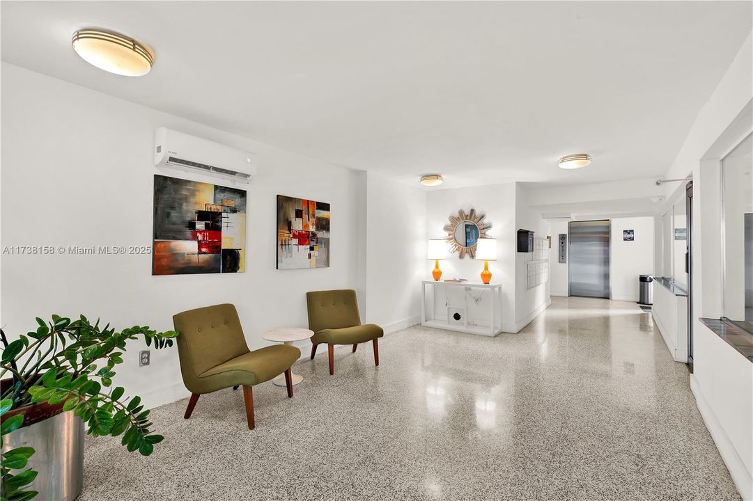 Recently Sold: $327,000 (1 beds, 1 baths, 841 Square Feet)