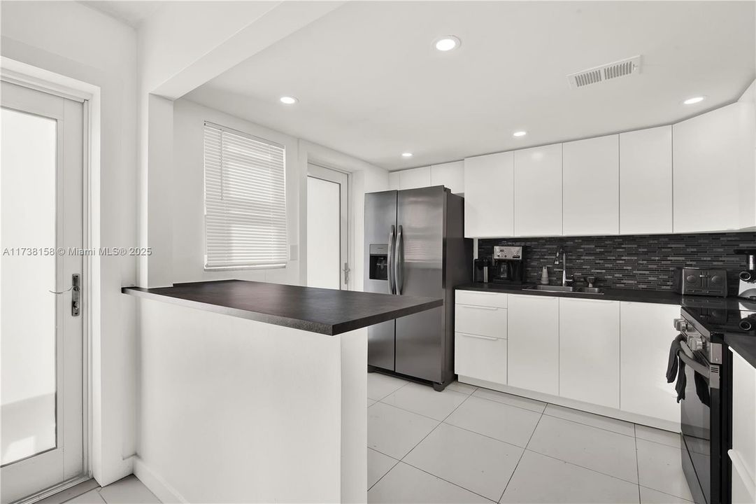 Recently Sold: $327,000 (1 beds, 1 baths, 841 Square Feet)