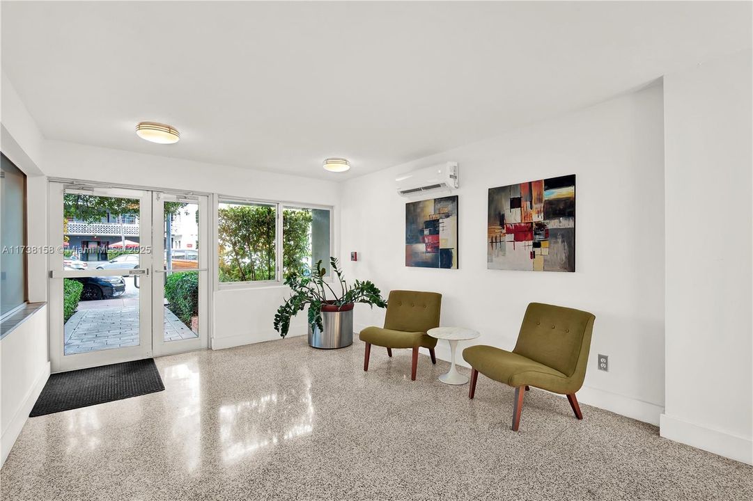 Recently Sold: $327,000 (1 beds, 1 baths, 841 Square Feet)