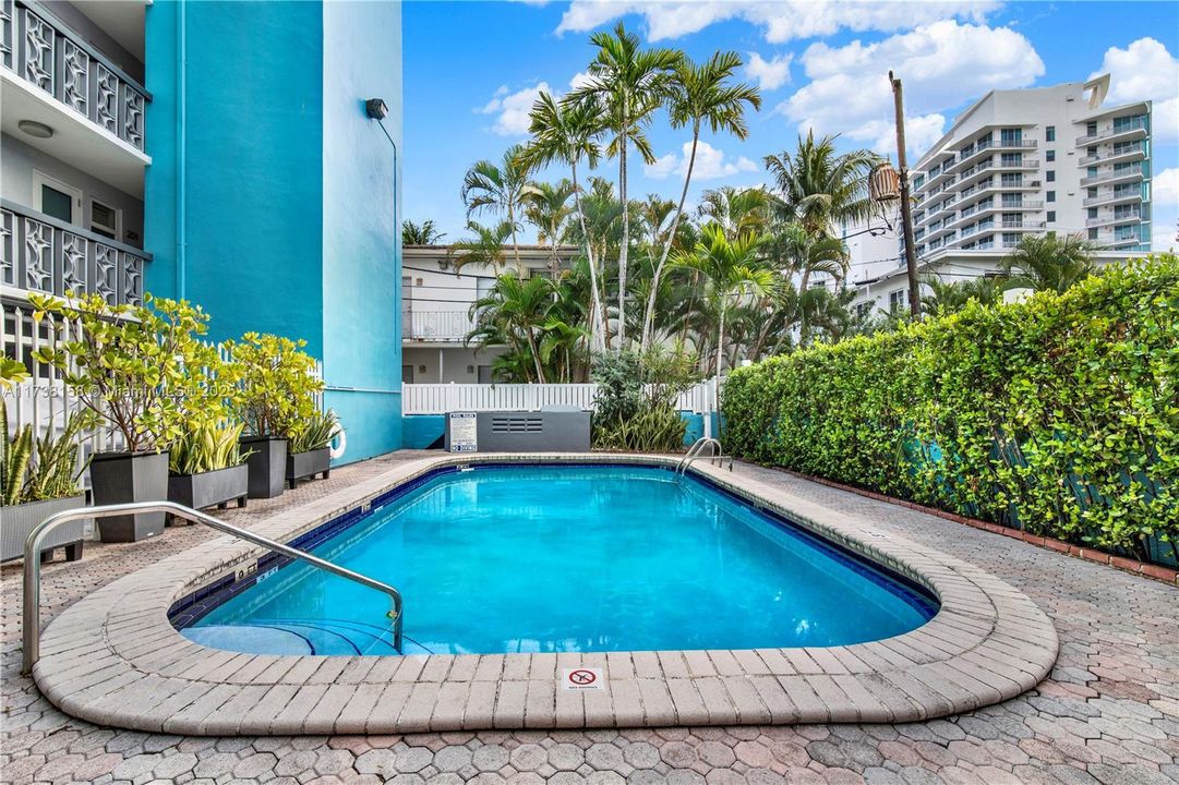 Recently Sold: $327,000 (1 beds, 1 baths, 841 Square Feet)