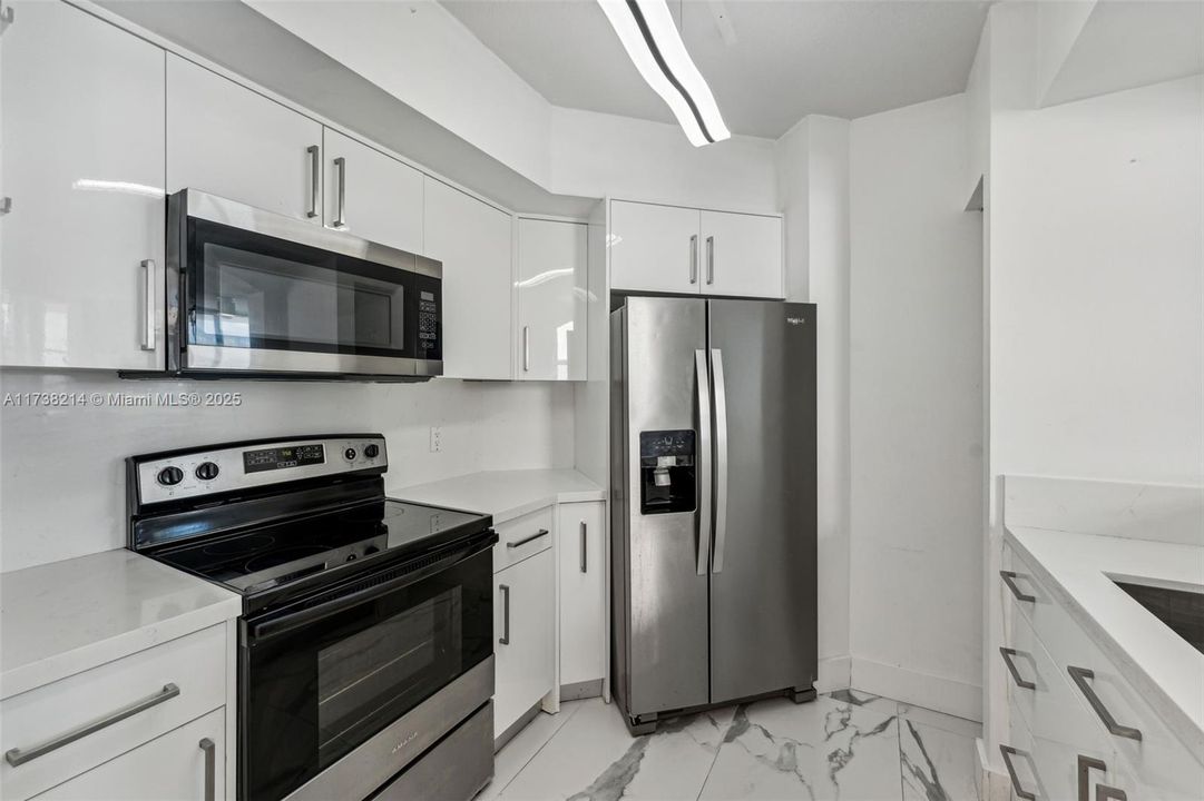 For Sale: $690,000 (2 beds, 2 baths, 1002 Square Feet)