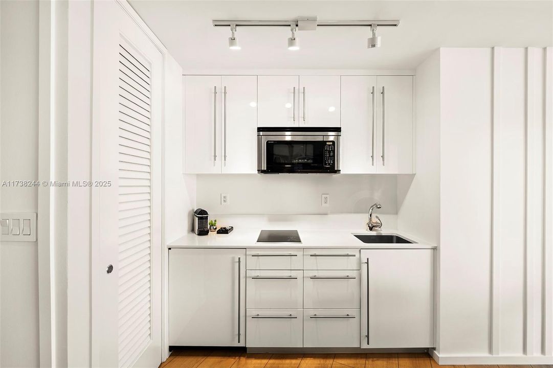 For Sale: $2,650,000 (2 beds, 2 baths, 1287 Square Feet)