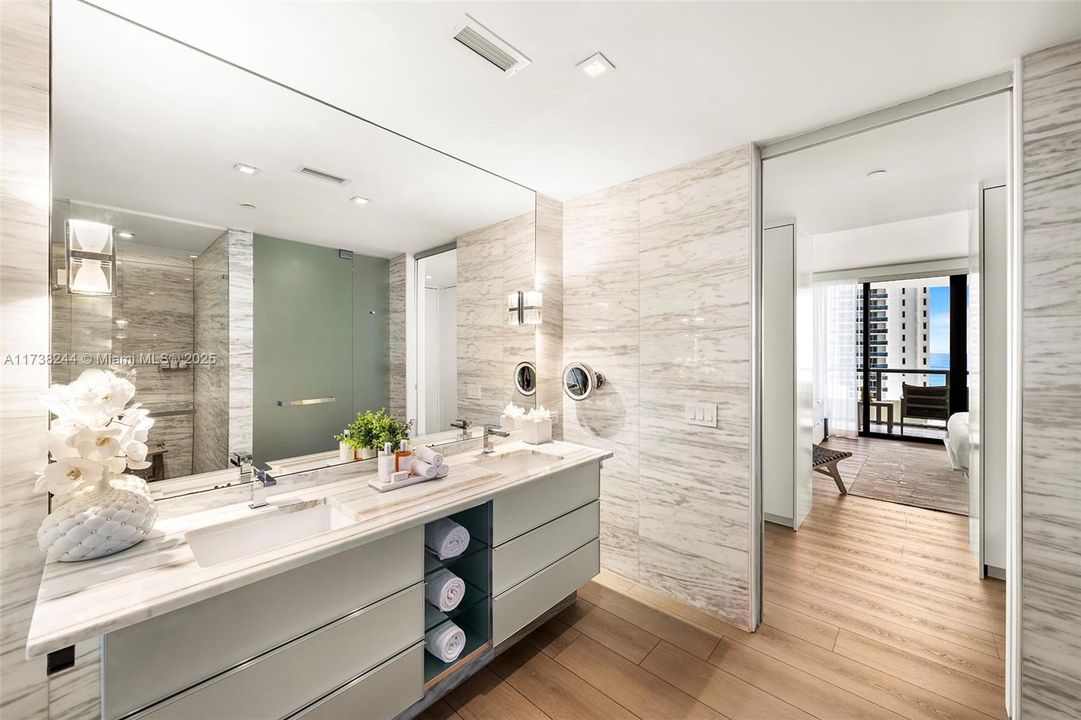 For Sale: $2,650,000 (2 beds, 2 baths, 1287 Square Feet)