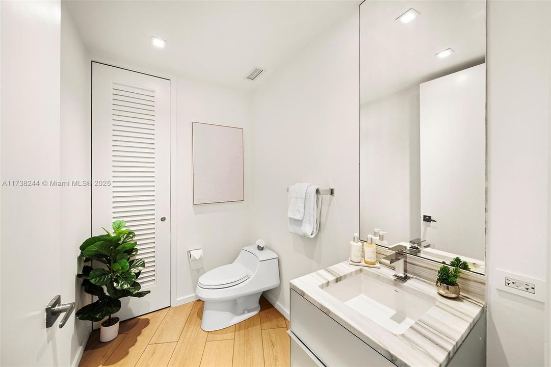 For Sale: $2,650,000 (2 beds, 2 baths, 1287 Square Feet)