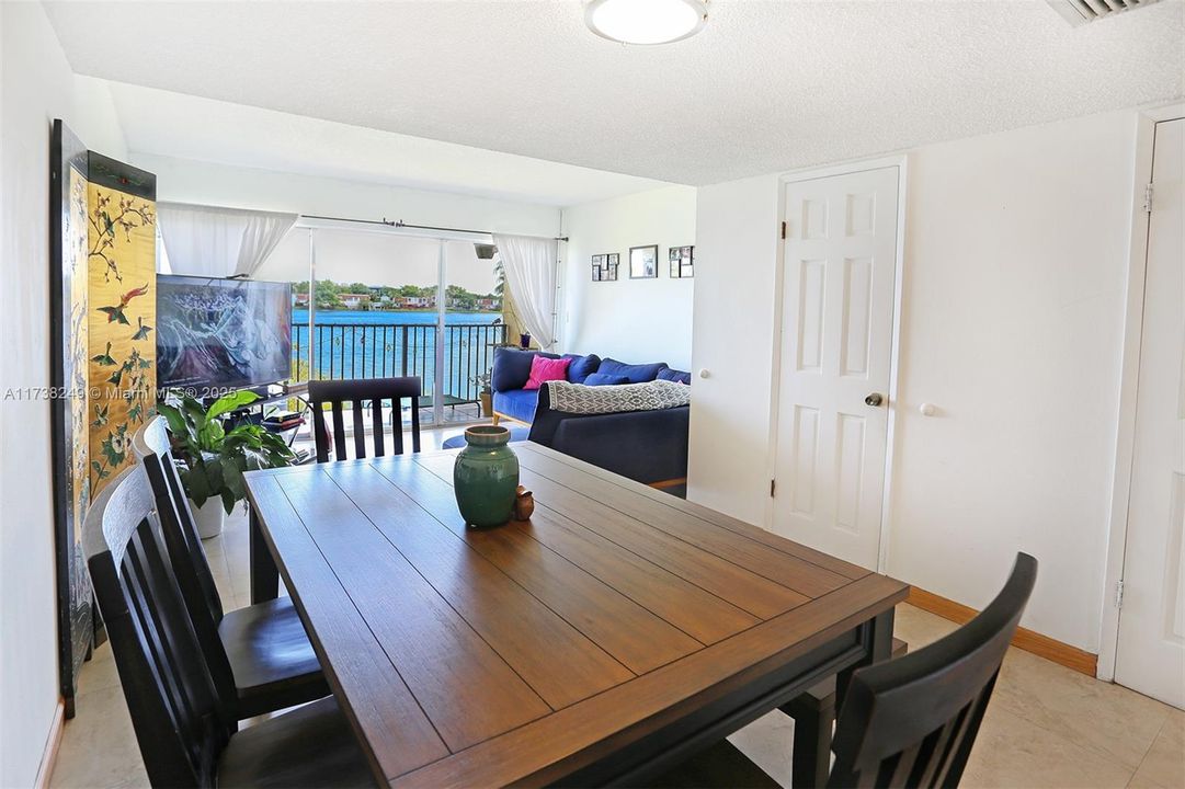 合同活跃: $280,000 (2 贝兹, 1 浴室, 1050 平方英尺)