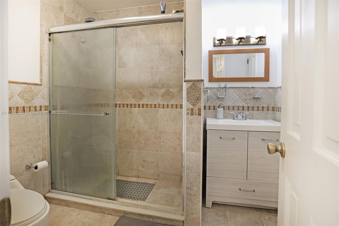 合同活跃: $280,000 (2 贝兹, 1 浴室, 1050 平方英尺)