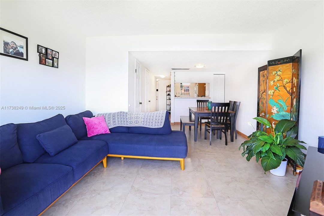 合同活跃: $280,000 (2 贝兹, 1 浴室, 1050 平方英尺)