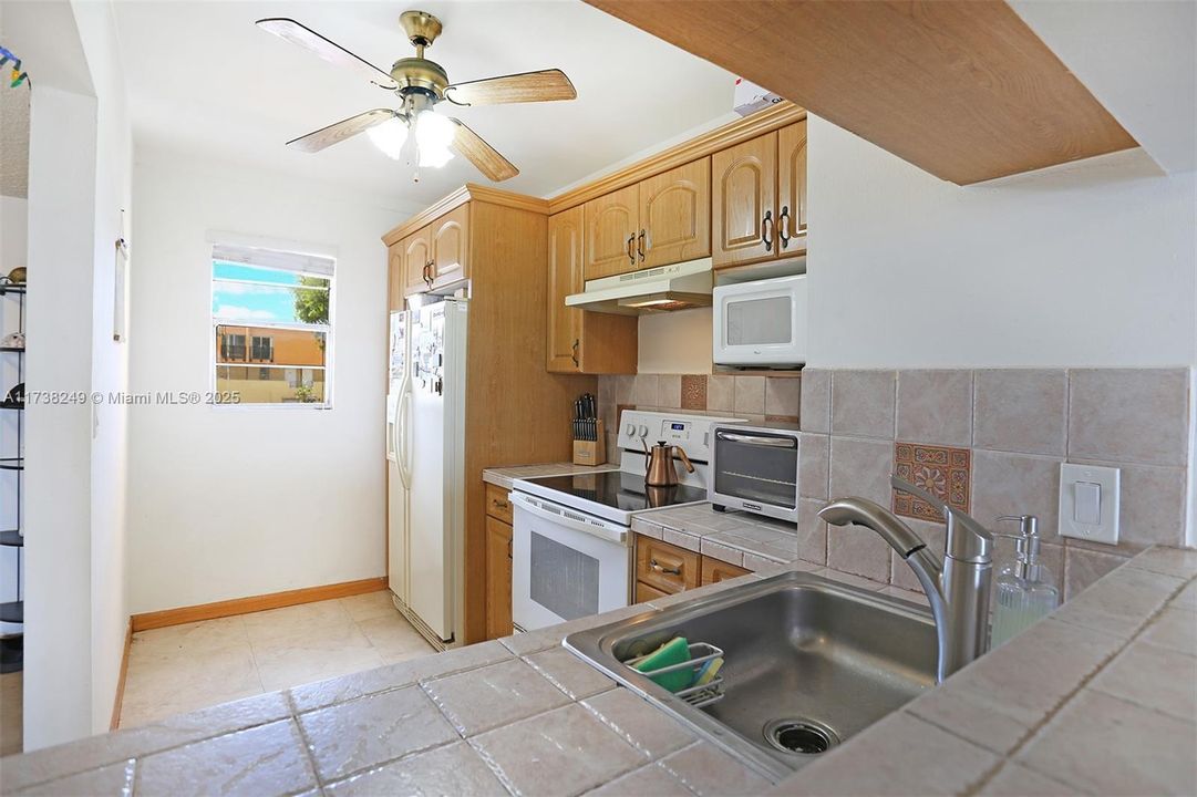 合同活跃: $280,000 (2 贝兹, 1 浴室, 1050 平方英尺)