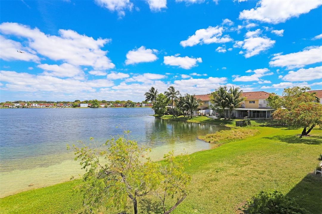 合同活跃: $280,000 (2 贝兹, 1 浴室, 1050 平方英尺)