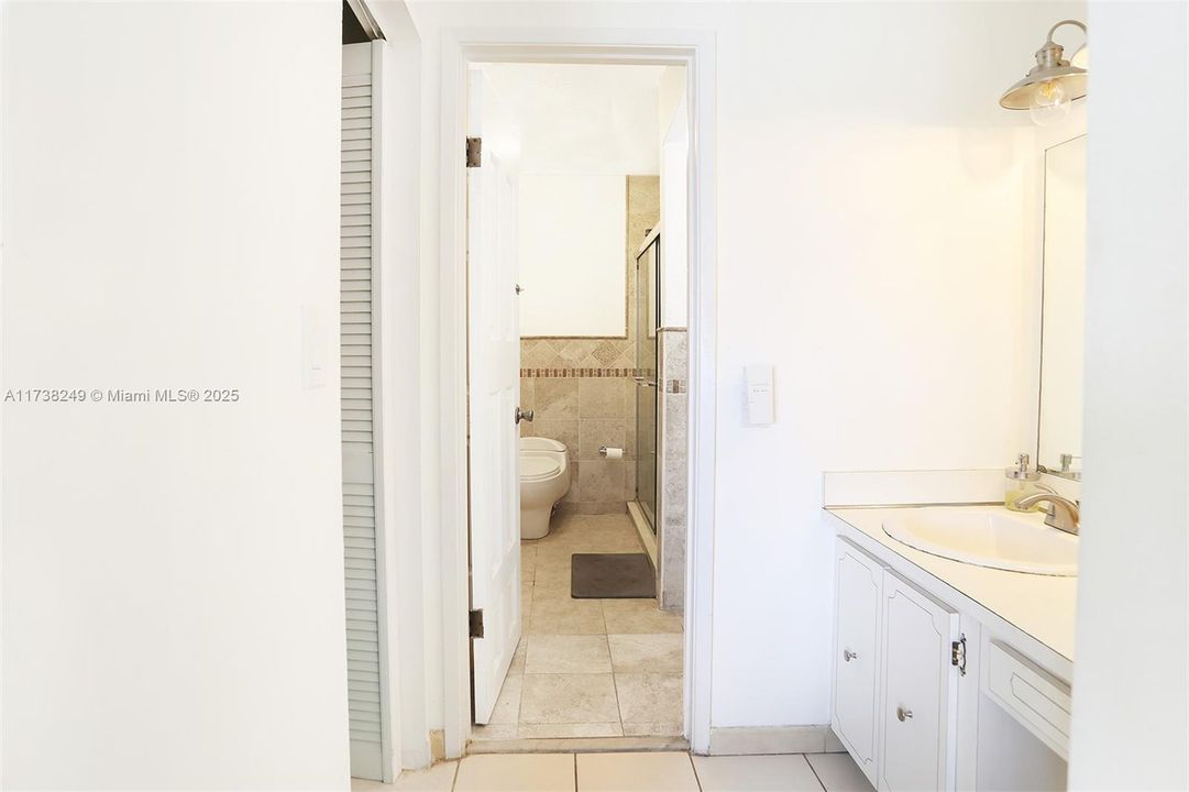 合同活跃: $280,000 (2 贝兹, 1 浴室, 1050 平方英尺)