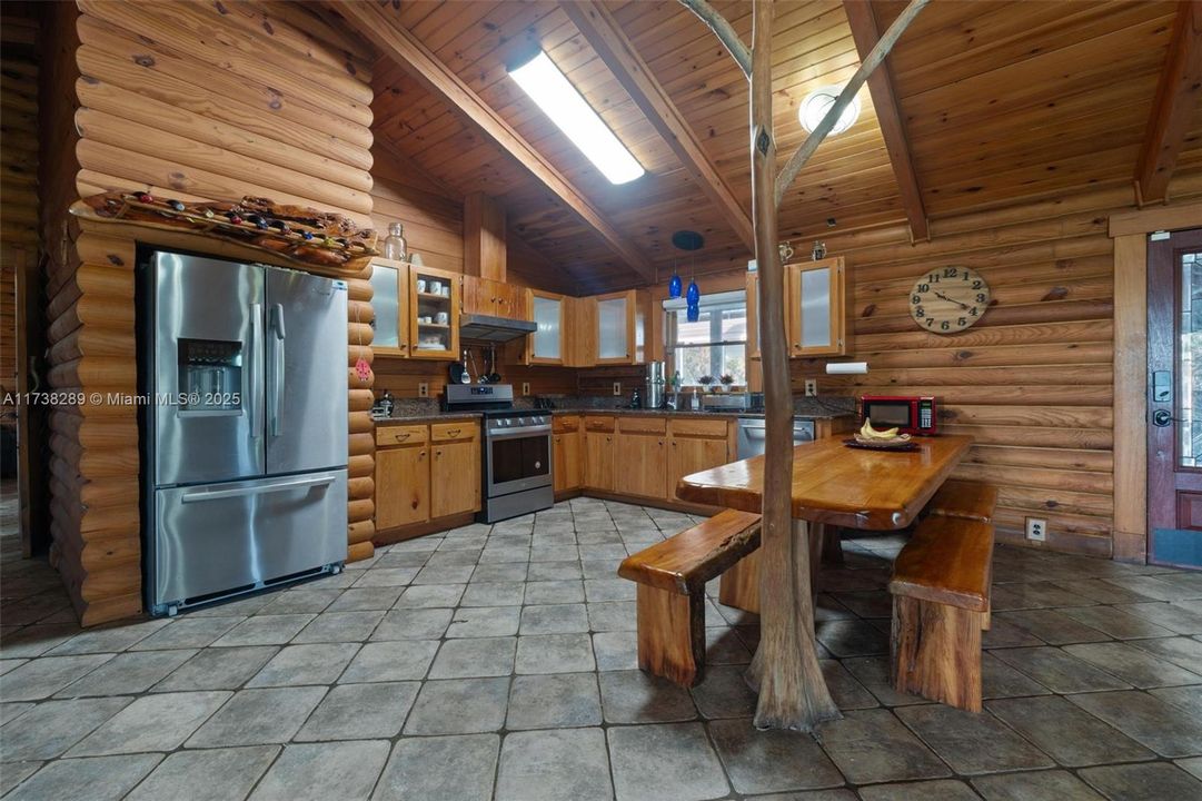 For Sale: $589,000 (2 beds, 2 baths, 1976 Square Feet)