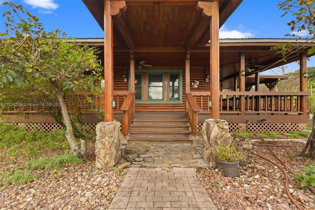 For Sale: $589,000 (2 beds, 2 baths, 1976 Square Feet)
