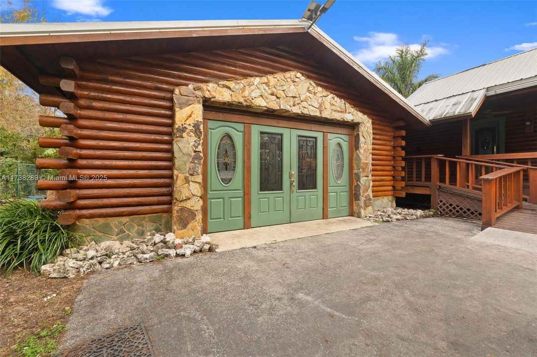For Sale: $589,000 (2 beds, 2 baths, 1976 Square Feet)