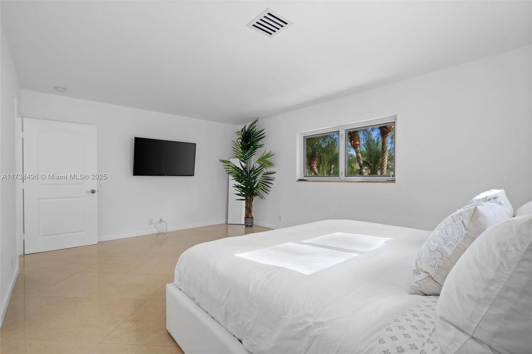 For Sale: $2,999,999 (6 beds, 5 baths, 3990 Square Feet)