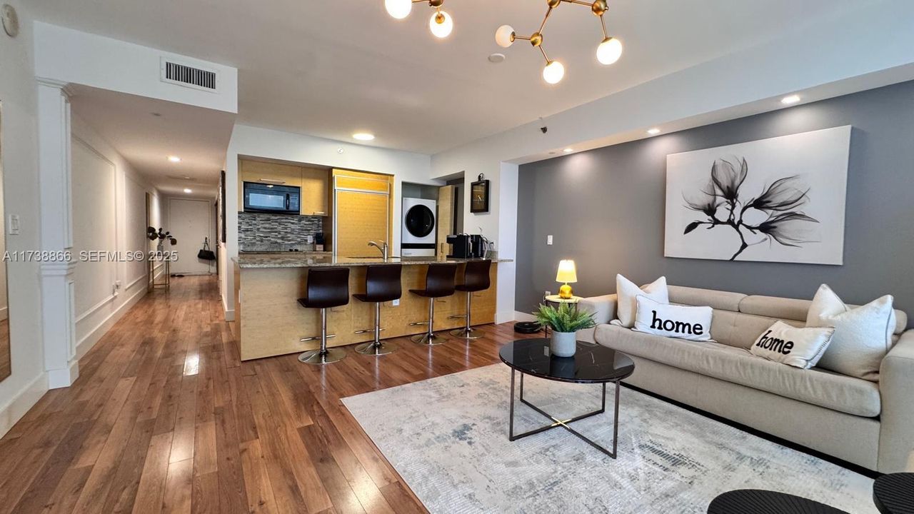 待售: $699,999 (1 贝兹, 1 浴室, 844 平方英尺)