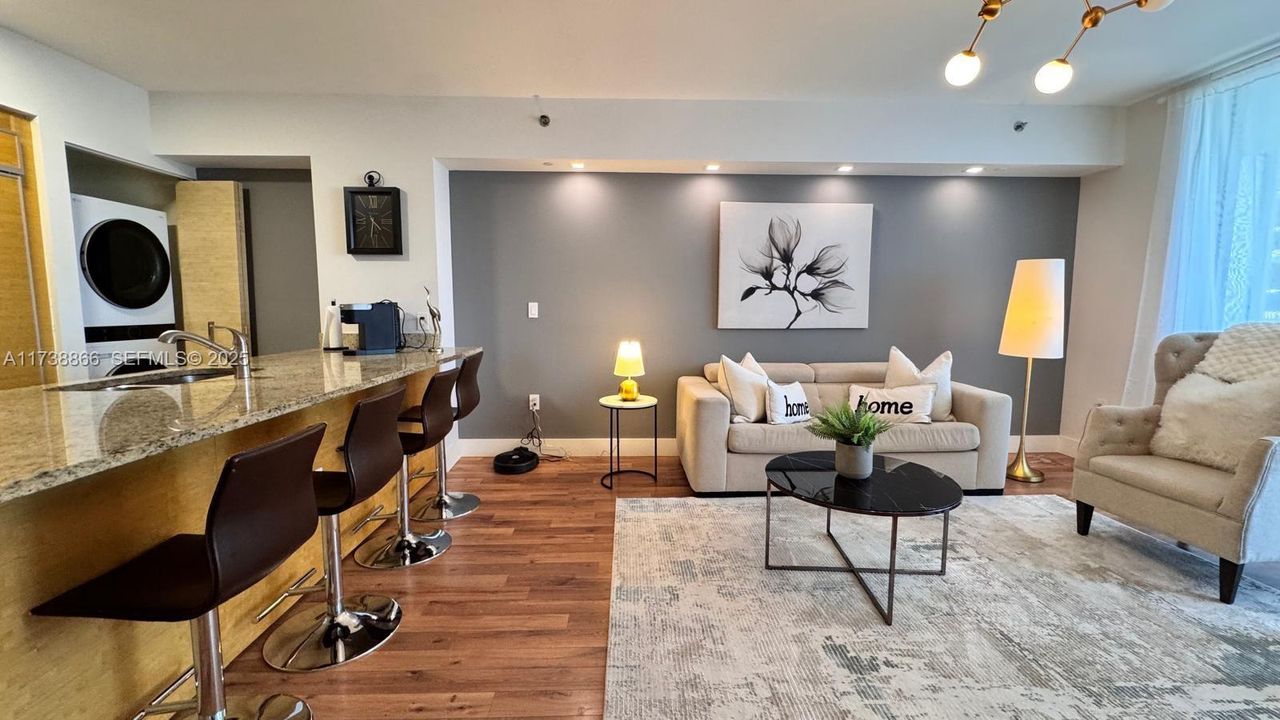 待售: $699,999 (1 贝兹, 1 浴室, 844 平方英尺)