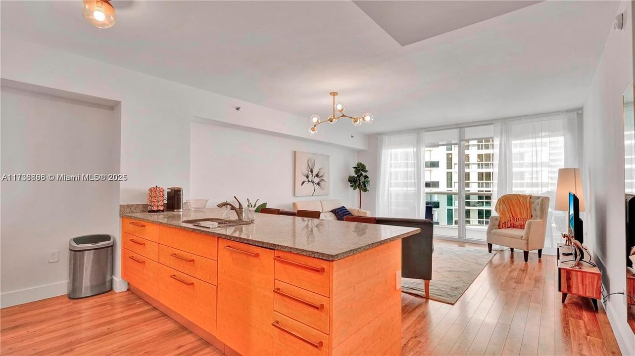 待售: $699,999 (1 贝兹, 1 浴室, 844 平方英尺)