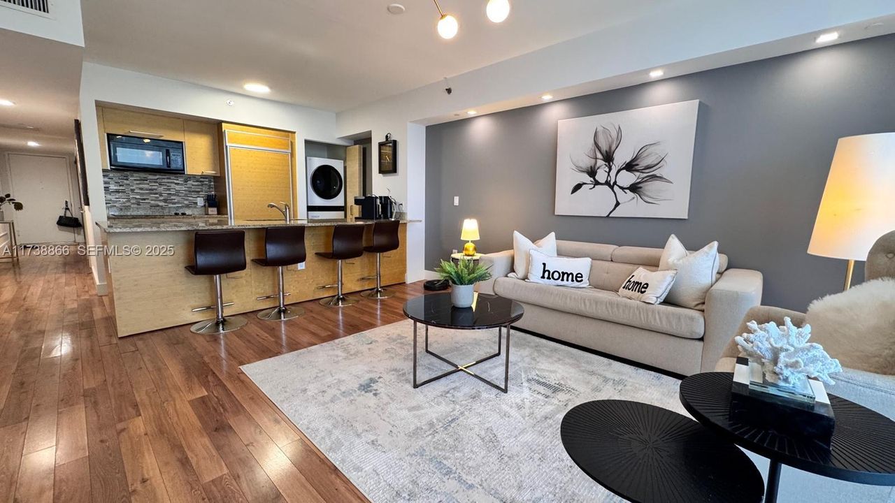 待售: $699,999 (1 贝兹, 1 浴室, 844 平方英尺)