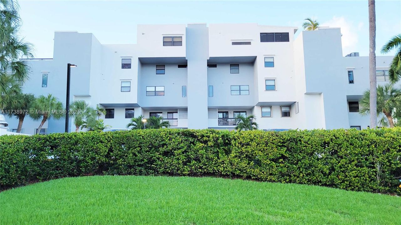 For Sale: $1,150,000 (3 beds, 2 baths, 2370 Square Feet)