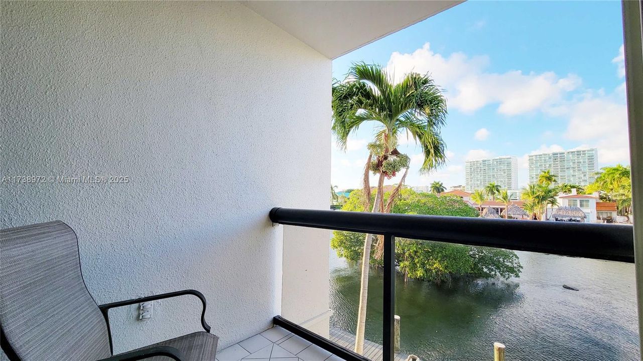 For Sale: $1,150,000 (3 beds, 2 baths, 2370 Square Feet)