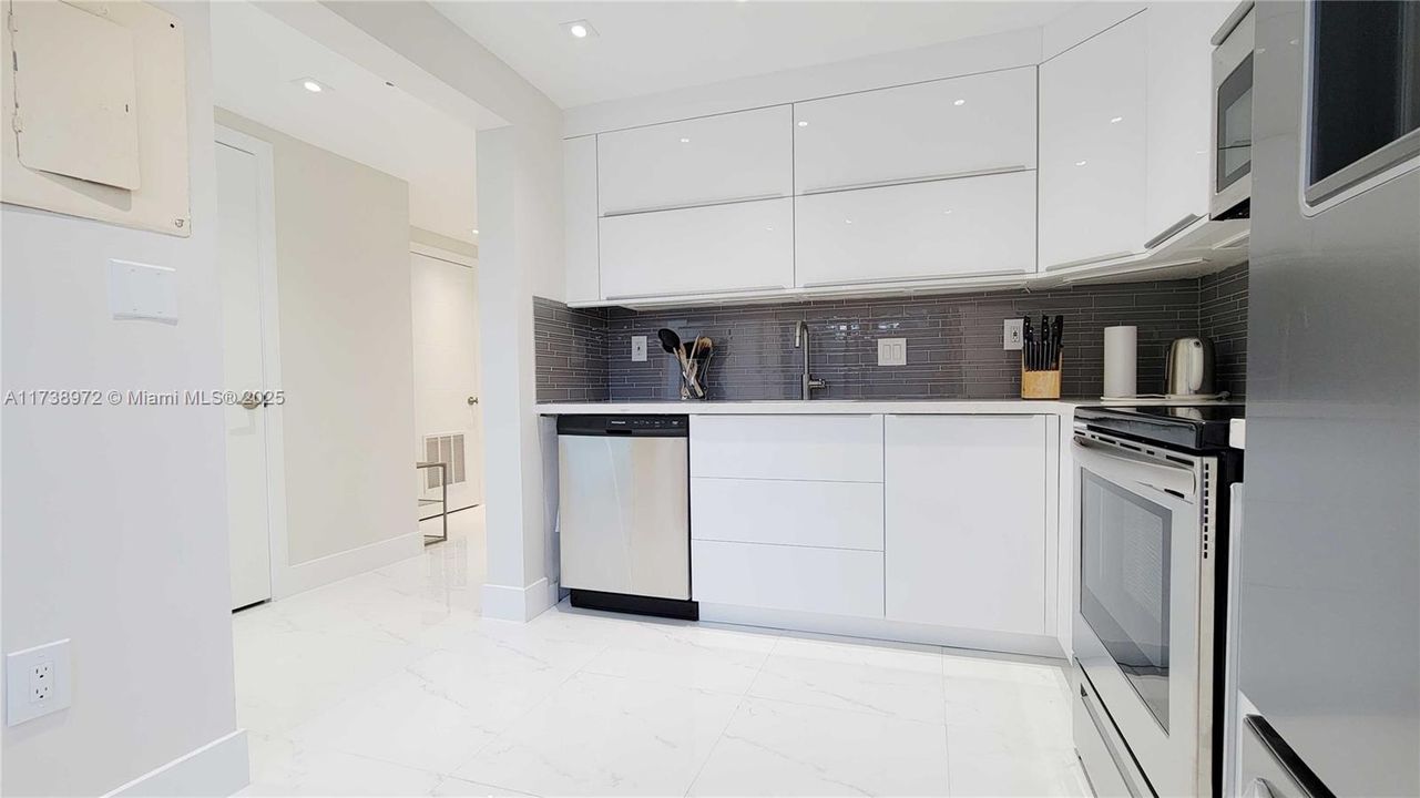 For Sale: $1,150,000 (3 beds, 2 baths, 2370 Square Feet)