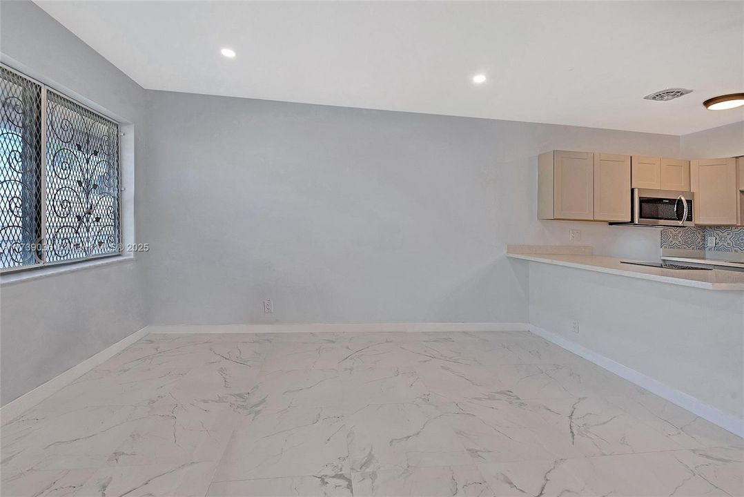 For Sale: $94,900 (1 beds, 1 baths, 625 Square Feet)