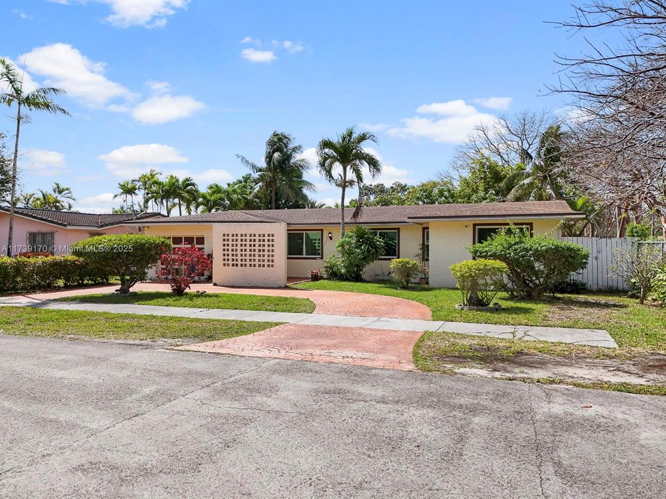Recently Sold: $650,000 (4 beds, 2 baths, 1767 Square Feet)